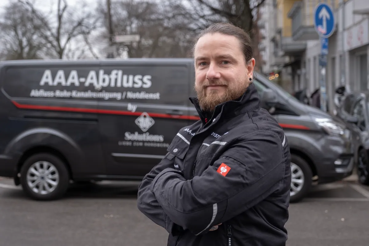 Martin Schlaffer von AAA-Abfluss vor dem Einsatzfahrzeug in Berlin